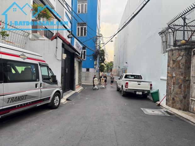Khuôn đất lớn (220m2) - hiếm - đẹp tại Thích Quảng Đức, Phú Nhuận, giá chỉ 120 triệu/m2.