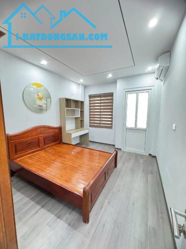 Bán gấp nhà Mỹ Đình 42m², 5 tầng hiện đại, full NT, giá 8.95 tỷ