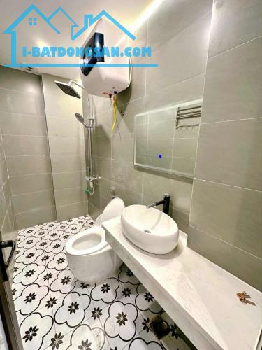 Bán nhà ngõ 281 Trường Chinh. DT 31m x 6T. Mặt tiền 4.7m. Giá 9.9 tỷ