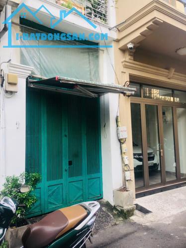 Bán nhà tại 32 Huyền Quang, Phường Tân Định, Quận 1, HCM. DTSD 71m2
