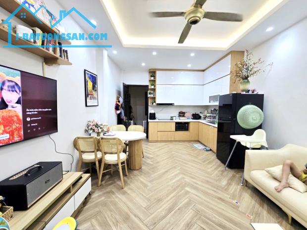 Nhà đẹp Mỹ Đình 39.5m2 x 5T, ngõ thông, ô tô lùi vào cửa giá chỉ 9,5 tỷ