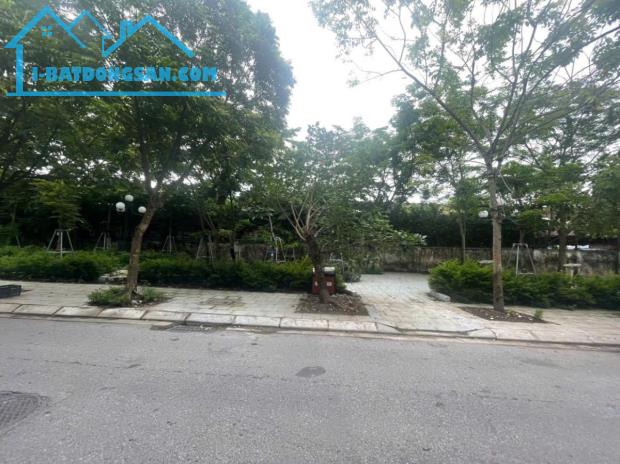 ĐẤT PHÂN LÔ VỈA HÈ Ô TÔ TRÁNH, KINH DOANH, VIEW CÔNG VIÊN, CỔNG ĐỒNG LA KHÊ 50M2 13,5 TỶ