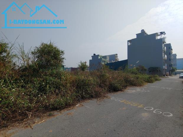 Bán 79.8m2 đất dịch vụ Lai Xá Khu Trũng, gần đường đôi 24m. (Sdt liên hệ: 0915458886)