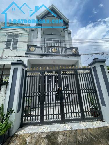 Bán Nhà 1 Lầu, 3PN, SHR, Chỉ 100m ra QL50, giá 2 tỉ 50 tr có TL.