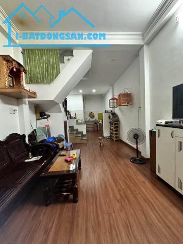 Nhà ngang 5m phong cách cổ điển, có 3 phòng ngủ, giá 9.x tỷ thương lượng