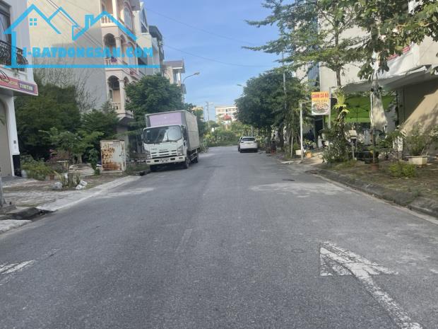 Bán 120m2 đất tái định cư Trâu Quỳ, đường rộng 13m, mặt tiền 6,15m vị trí gần hồ trung tâm