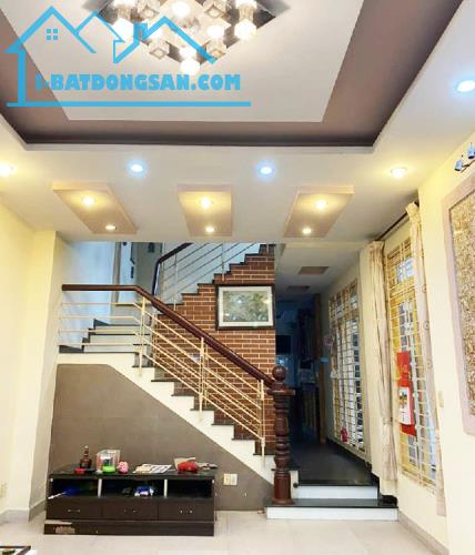 Nhà villa phố 3 tầng, Hẻm Xe Hơi, Phạm Văn Hai, 133m2, hơn 20 tỷ TL