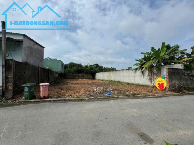SANG LẠI NỀN ĐẤT (20X35=700M2) THỔ CƯ SHR MT NHỰA NGAY CHỢ DÂN ĐÔNG GIÁ 740 TRIỆU