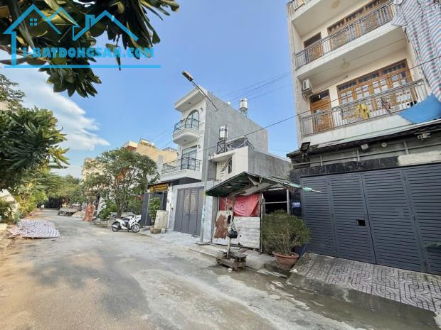 Chủ Ở Xa Muốn Bán Lô Đất Đường Ô Tô 8m - Nguyễn Duy Trinh Phú Hữu Q9 Giá 4,x tỷ