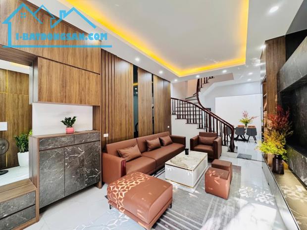 Lạc Long Quân - 90m2 - 12 tỷ - sổ đỏ chính chủ - giao dịch ngay