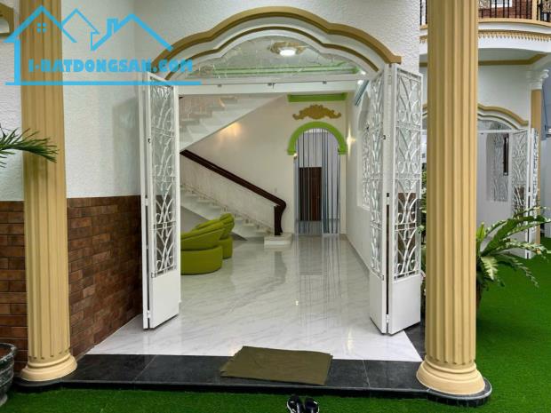 ViLLa với khuôn đất lớn (500m2), 3 MT HXH trung tâm Phú Nhuận, Giá chỉ 50 tỷ