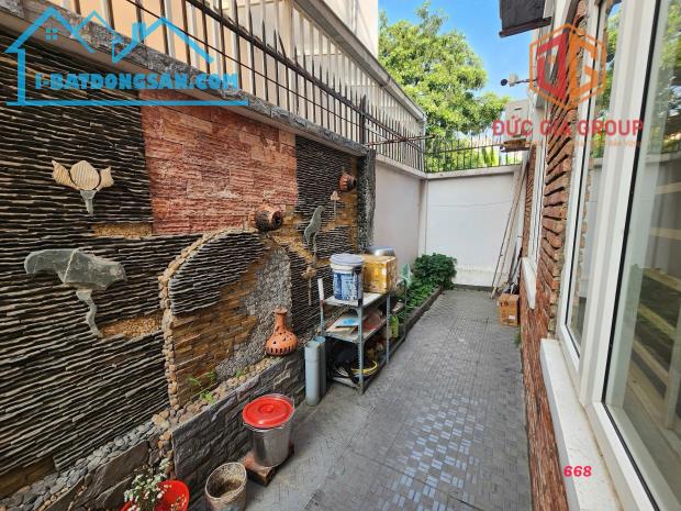 Bán nhà khu dân cư Tân Phong, căn góc 2 mặt tiền đường sổ hồng 195m2 ngang 10m giá 11.2 tỷ