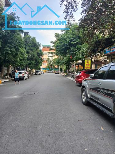 Bán đất Văn La, phân lô vỉa hè, oto tránh, kinh doanh 50m2, mt 4m giá chỉ 14 tỷ!