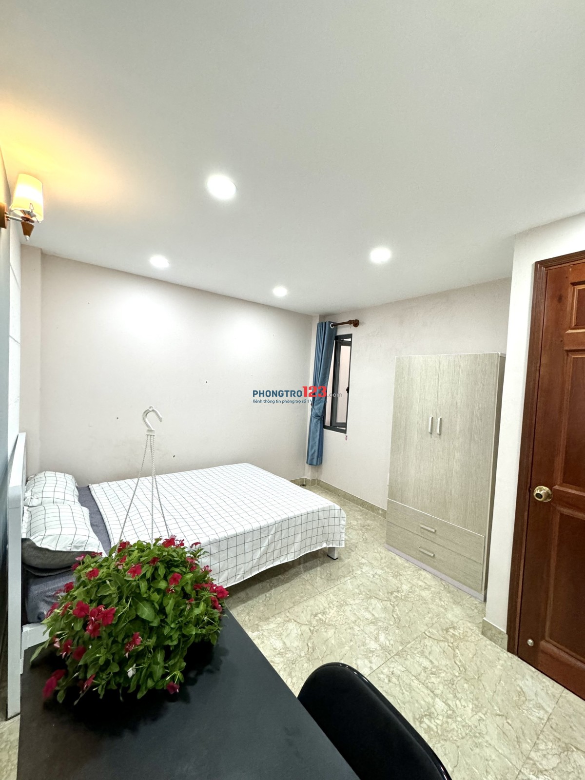 Phòng ban công, thoáng mát, có nội thất. Đối diện Emart Phan Văn Trị