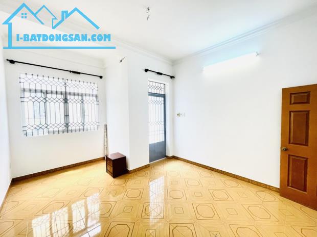 Gấp bán nhà Tân Bình, 3 tầng, cạnh MT Phổ Quang, giá 13.7 tỷ, dt 64m2.