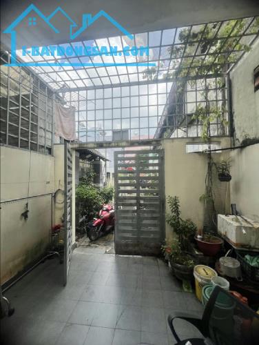 Bán nhà Tỉnh Lộ 10 83m2 nhỉnh 4 tỷ hẻm taxi đón cửa
