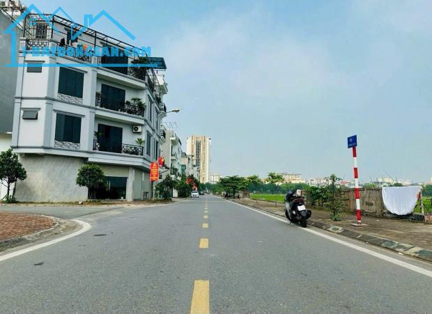 Siêu phẩm đất đẹp đường to kinh doanh tốt Phố Đồng Thanh DT 90m2 . Giá 310 triệu / m2