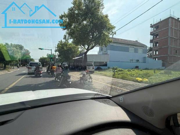 Bán gấp nhà xưởng mặt tiền Song Hành ,Hóc Môn , DT 212m2 .Giá rẻ 11.8 tỷ (TL)