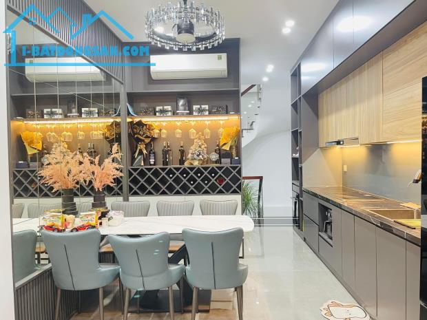 TRÍCH SÀI, 50M², 6 TẦNG THANG MÁY – VÀI BƯỚC RA HỒ TÂY, Ở SƯỚNG, CHO THUÊ ĐỈNH