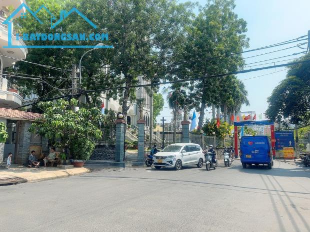 CHDV 6L có HẦM ngang 9m 140m2 26PN+MB thuê HXH tới cửa ngay ĐH Văn Lang DT 170tr 27.5 tỷ