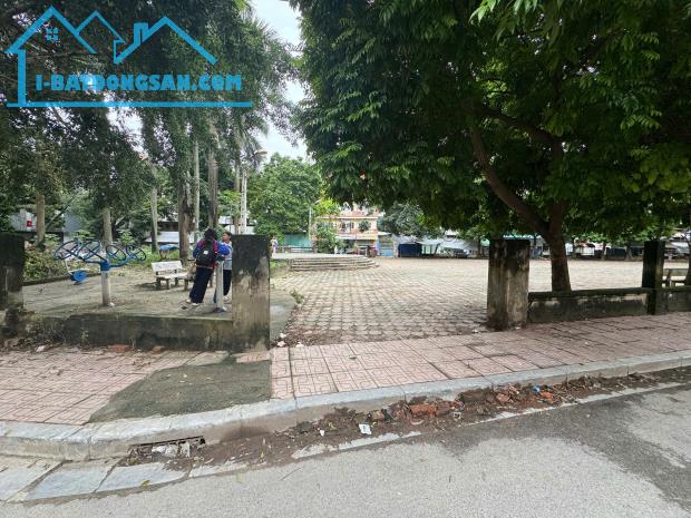 Bán lô đất Vạn Phúc, ngõ rộng, ô tô đỗ, sổ vuông đẹp 50m2, mt 4,2m giá chỉ 11 tỷ!