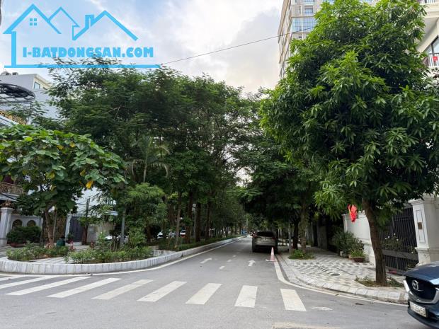 Biệt thự vip KĐT Yên Hòa - Lô góc - 3 mặt tiền - Nhà đẹp 280m2 x 4T MT 30m (giá đầu tư)