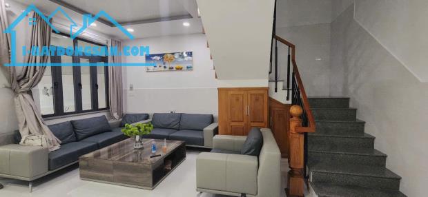 Bán nhà 3 tầng 4PN gần chung cư Hoàng Quân, Vĩnh Hoà, Bắc Nha Trang, 139m2, giá 8 tỷ 340