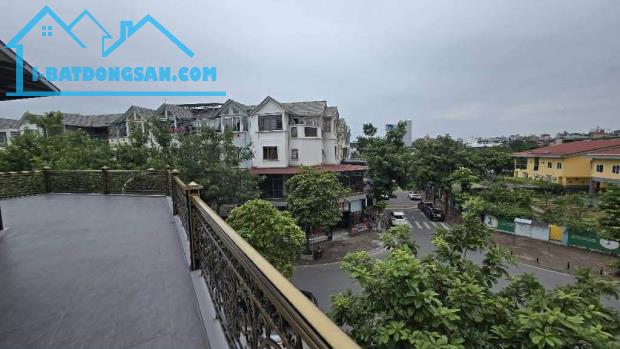 liền kề lô góc Thạch Bàn, 145m x 5 tầng, mặt tiền 22m, vỉa hè rộng, 2 mặt đường 13m