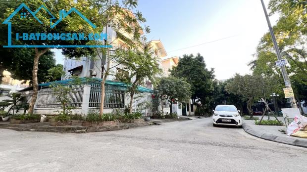 biệt thự lô góc Sài Đồng, vỉa hè rộng, ôtô tránh, view công viên cây xanh