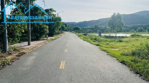 Cần bán gấp lô đất vườn 234 m2, view núi Minh Đạm, đối diện hồ cực đẹp, sinh khí cực tốt