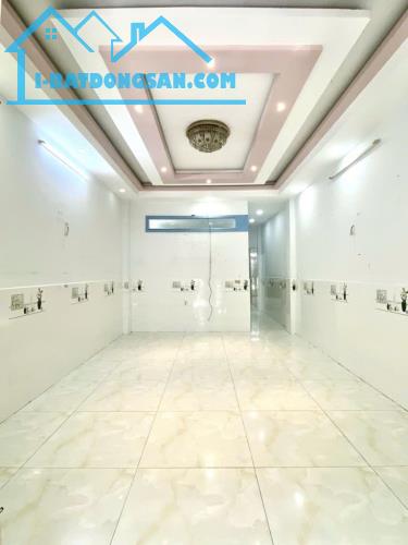 + Diện tích: ( 4m x 18m ) x 3 + Nhà kết cấu chắc chắn, 3 tầng 4PN 4WC khép kín, có PN tần