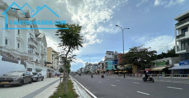 Bán Biệt thự 3 lầu mái Thái ngang 11m 275m2 có hầm T.máy Dương Quảng Hàm tặng NT 46.8 tỷ.