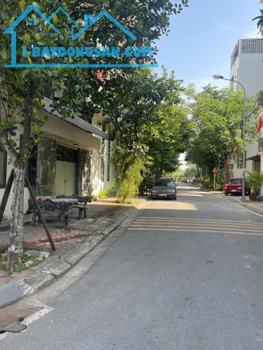 BÁN ĐẤT P. VIỆT HƯNG LONG BIÊN -99M - MẶT ĐƯỜNG - 3 Ô TÔ TRÁNH - SINH LỜI TỐT.