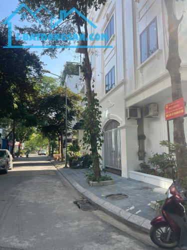BÁN 52M ĐẤT PHỐ HOA LÂM - LÔ GÓC - 2 Ô TÔ TRÁNH - KINH DOANH SẦM UẤT.