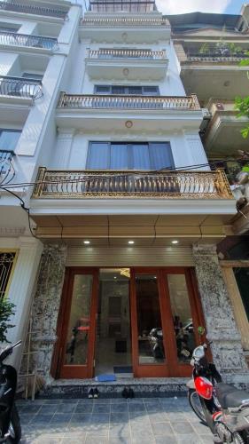 Bán nhà Đầm Trấu, Hai Bà Trưng 55m, 7 tầng, mt 5.2m. Giá: 32.3 tỷ. LH: 0937158386