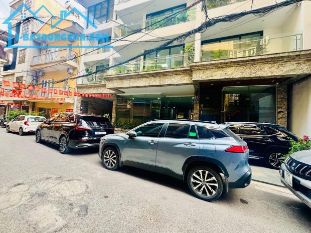 Cần bán toà nhà văn phòng Tây Hồ: 300m2 - 9 tầng - mt 16m. Doanh thu hàng cao, giá rẻ.