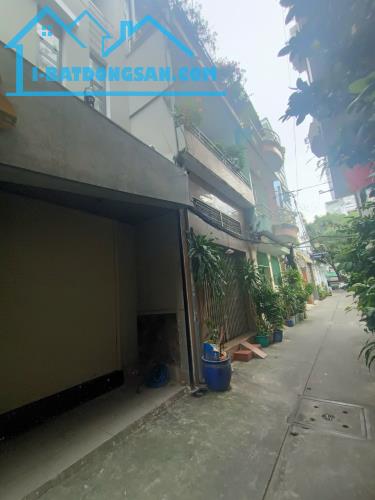 HXH ngay Đề Thám, Q1: 4,4m x 29m,dtcn: 130m2, 5 tầng, HĐT:90trieu/th, giá 22 tỷ.