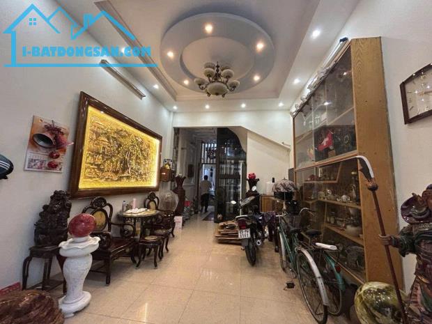 Hiếm nhà đẹp 6 tầng mặt phố Chiến Thắng, 64m2, mặt tiền 4m, 2 mặt đường lớn, thang máy,