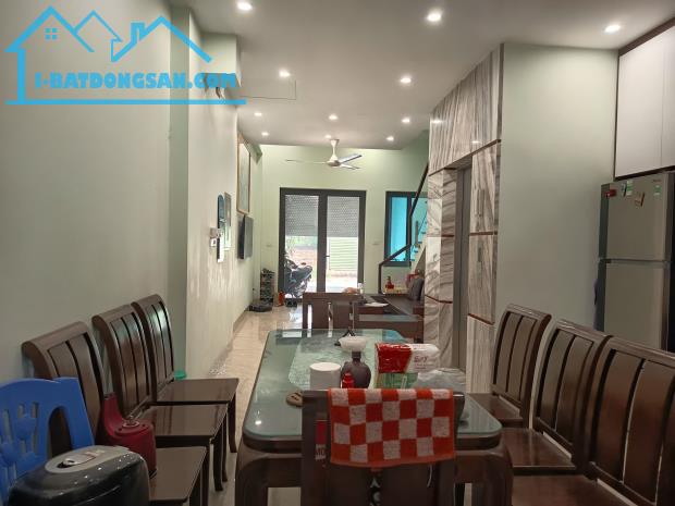 Bán nhà Dịch vụ Thăng Long 72 m2, 5 tầng giá 15.9 tỷ, kính doanh, vỉa hè, tháng máy.
