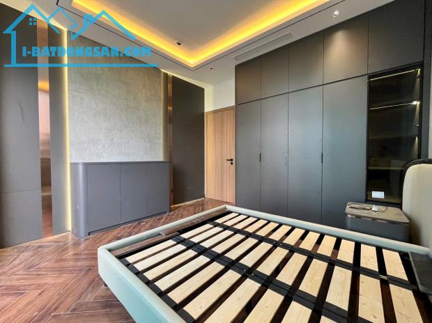 BÁN NHÀ ĐẸP HOA LÂM, VIỆT HƯNG. 5 TẦNG XÂY MỚI - CÁCH Ô TÔ TRÁNH 20M, NGAY SAU BIG C