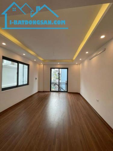 BÁN NHÀ NGUYỄN VĂN CỪ - 5 TẦNG - 3 PN - Ô TÔ ĐỖ CỬA - GIÁ 6.5 TỈ