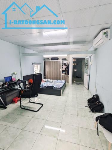 Bán gấp nhà mặt tiền lô góc Cộng Hoà, dòng tiền 15tr/tháng, gần ga T3, đủ tiện ích, 11.x t