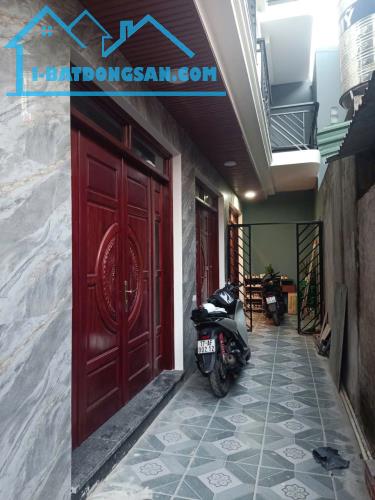 BÁN NHÀ 5 TẦNG- TRUNG TÂM VIỆT HƯNG - MỚI KOONG- FULL NỘI THẤT, Ở NGA - 15M RA Ô TÔ TRÁNH