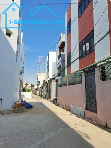 NHÀ ĐẸP HẺM XE TẢI VI VU, NGANG HIẾM 8m, SÁT KHU DC LALIMA 8X14 TRƯỚC TẾT 11,2 TỶ