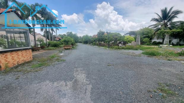 Bán 5209,7m2 đất (có 600m2 đất thổ cư) mặt tiền Nguyễn Thị Định,Phường Phú Khương