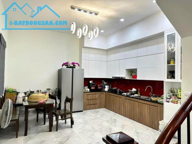 BÁN GẤP NHÀ MẶT NGÕ NGUYỄN KHÁNH TOÀN.DT:150M2,MT:9M.Ô TÔ 7 CHỖ VÀO NHÀ.NGÕ THÔNG,KD TỐT