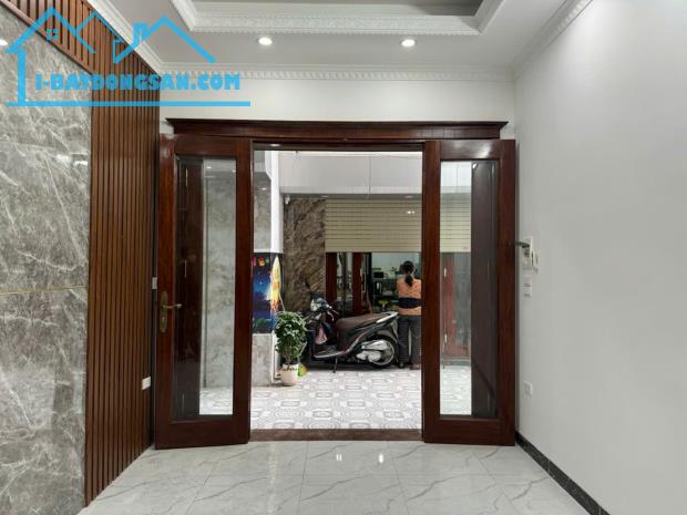 BÁN NHÀ PHÚC LỢI - LÔ GÓC THOÁNG SÁNG - 5 TẦNG XÂY MỚI - Ô TÔ 4 CHỖ ĐỖ CỔNG - FULL NỘI TẤT