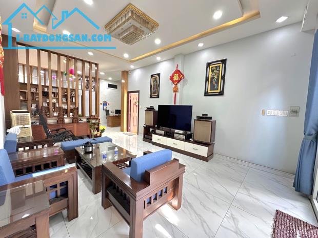 VILLA SÀI THÀNH SÁT TÂ.N KỲ TÂN QUÝ - HẺM XE HƠI - 6PN - ( 8X20M )