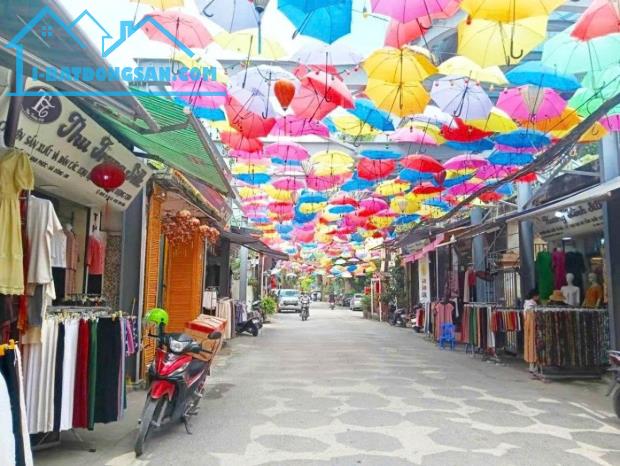 Bán gấp nhà mặt Phố Lụa, 75m2, mặt tiền rộng 3.9m, 2 mặt đường, vị trí đẹp, kinh doanh