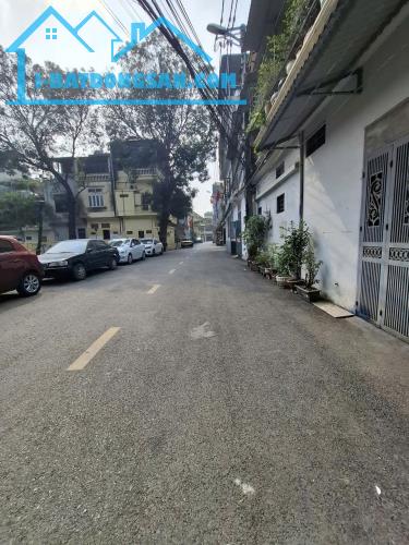 BÁN NHÀ DÂN XÂY KHU PHÂN LÔ CÁN BỘ THANH TRÌ 45M² 3 T Ô TÔ SÁT NHÀ 7,6 TỶ